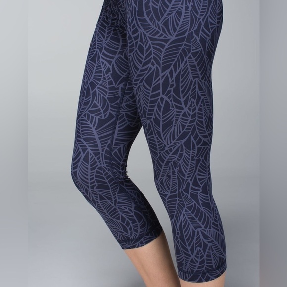 Lululemon wonder under full on Luxtreme crop legging in blue leaf patternSz-8 V6 - Picture 3 of 11